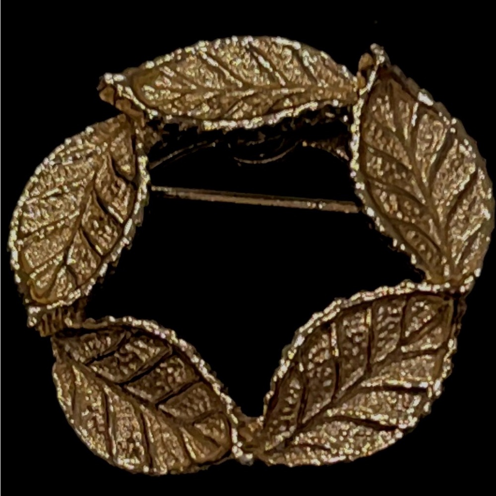 Vintage Signed Gerry’s Creations, Inc. Gold Tone Leaf Wreath Brooch